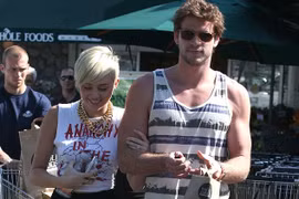 Miley Cyrus mệt mỏi vì tin đồn chia tay hôn phu