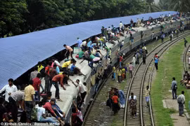 Bangladesh: Hàng nghìn người đu bám tàu hỏa về quê ngày lễ