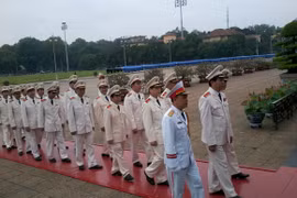 Đoàn đại biểu Bộ Công an vào lăng viếng Chủ tịch Hồ Chí Minh