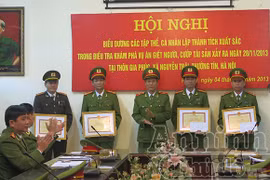 Khen thưởng thành tích khám phá nhanh vụ “giết người, đốt xác”