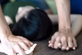 Khởi tố cán bộ thư viện trường tiểu học hiếp dâm cô gái khuyết tật