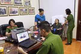 Cấp căn cước công dân gắn chíp cho những đôi bàn tay khó lấy đường vân