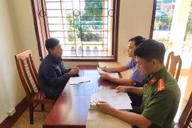 Khởi tố phụ huynh bắt thầy hiệu trưởng quỳ 6 phút