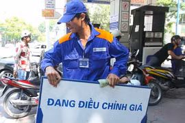 Xăng bất ngờ tăng giá thêm gần 2.000 đồng/lít