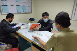 Người Hà Nội xếp hàng từ 4h sáng nộp hồ sơ xóa nợ sổ đỏ vì giá đất sắp tăng chóng mặt