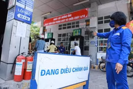 Xăng tăng gần 1.000 đồng/lít