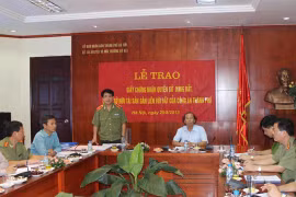 Trao 186 Giấy chứng nhận quyền sử dụng đất cho CATP Hà Nội