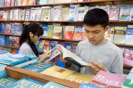 Các chuyên gia giáo dục lắc đầu kêu... đắt (!?)