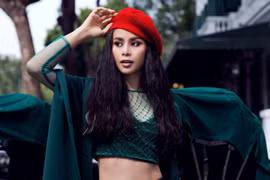 Tân Hoa hậu điện ảnh Sella Trương lạnh lùng với "Emo in love" của Xuân Lê