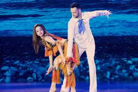 Jennifer Phạm "ghi điểm" bằng những cú lắc hông gợi cảm