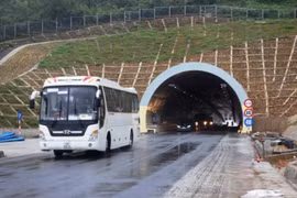 Trạm thu phí BOT hầm đường bộ Phước Tượng - Phú Gia đặt... nhầm chỗ!