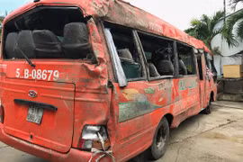 Xe ô tô khách tông sập trụ điện, 16 người thương vong