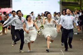 100 cô dâu chú rể náo nức tranh tài...marathon