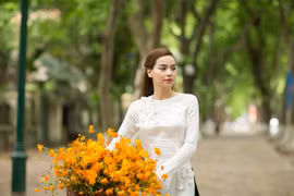 Hồ Ngọc Hà đẹp dịu dàng trên đường phố Thủ đô 