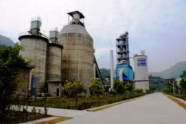 Sự hoài nghi về những “sân sau”
