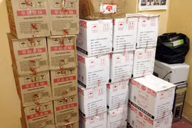 Thu giữ hàng trăm lít phụ gia thực phẩm từ Trung Quốc tuồn về Hà Nội