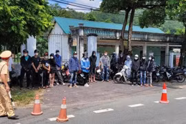 Ngăn chặn hàng chục thanh thiếu niên bốc đầu xe máy, vượt chốt kiểm dịch lên Tam Đảo