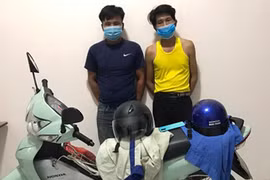 Hai kẻ nghiện cướp giật điện thoại của người phụ nữ đi đường 