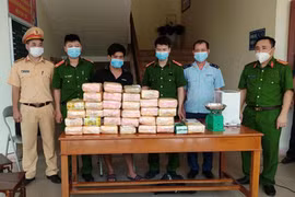 Bắt đối tượng vận chuyển trái phép hơn 30 kg ma túy tổng hợp và 12.000 viên hồng phiến 