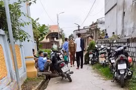 Bé trai bị sát hại trong nhà tắm và số tiền "biến" mất trong chiếc két bị phá 
