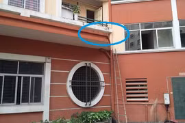 Bé gái 4 tuổi tử vong tại chỗ khi rơi từ tầng 11 xuống tầng 2