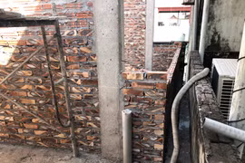 Mâu thuẫn cả chục năm trời vì một bức tường 