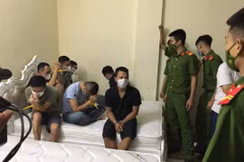 'Đột kích' nhà nghỉ Nữ Hoàng bắt quả tang 17 đối tượng đang ‘bay lắc’