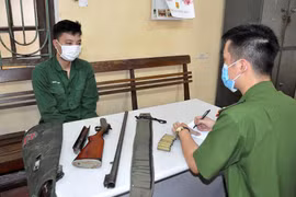 Lén lút mang súng bắn đạn hoa cải ra đồng săn chim liền bị bắt