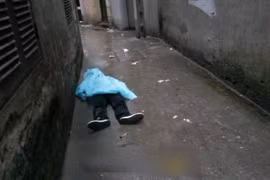 Tìm tung tích nạn nhân chết tại nhà vệ sinh công cộng chợ Long Biên