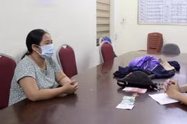 ‘Nữ quái’ vờ mua đồ nhậu để trộm cắp túi xách