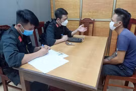 Lộ khẩu súng "côn quay" khi bị Cảnh sát cơ động kiểm tra