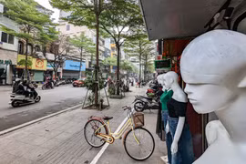 Hà Nội: Thiếu bãi đỗ xe theo quy hoạch, tràn lan điểm trông giữ tự phát
