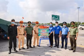 Thanh niên Công an Thủ đô tiếp sức tuyến đầu chống dịch ở chốt cửa ngõ Thủ đô