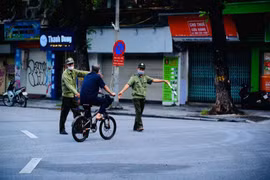 Hà Nội giãn cách xã hội: Người dân ra đường không lý do chính đáng có thể bị phạt từ 1-3 triệu đồng
