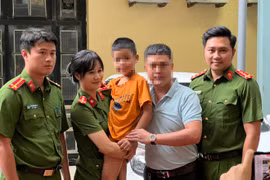 Chủ tịch Hà Nội khen thưởng các đơn vị CATP truy bắt nhanh đối tượng bắt cóc trẻ em ở quận Long Biên