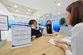 Hà Nội đặt tiêu chí với cán bộ phục vụ hành chính công để ngăn chặn “cò làm giấy tờ”