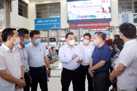 Kiểm tra sân bay, bến xe, Chủ tịch Hà Nội yêu cầu quyết liệt kiểm soát , ngăn chặn nguy cơ dịch bệnh