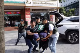 Diễn tập thực binh phòng ngừa tình huống cướp tiệm vàng, bắt cóc con tin
