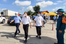 [ẢNH] Chuyến thị sát, kiểm tra chống dịch dày đặc của Trưởng Ban chỉ đạo phòng chống Covid-19 Hà Nội