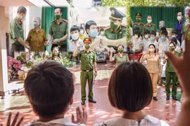 [Ảnh] Hà Nội: Xúc động hình ảnh Công an tặng quà giúp các em nhỏ mồ côi vượt qua đại dịch