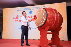 Chủ tịch UBND Hà Nội Trần Sỹ Thanh đánh trống khai giảng năm học mới