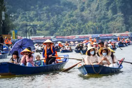 Suối Yến tấp nập đò qua lại trước ngày khai hội chùa Hương