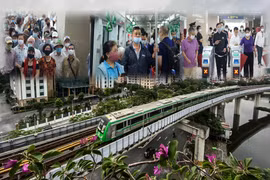 Người dân thích thú trải nghiệm đi tàu Cát Linh - Hà Đông, Bí thư Hà Nội là một trong số khách đầu tiên 