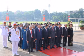 Lãnh đạo Đảng, Nhà nước, thành phố Hà Nội vào Lăng viếng Chủ tịch Hồ Chí Minh