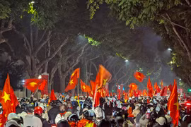 "Biển người" ở Hà Nội đổ ra đường vẫy cờ Tổ quốc mừng Việt Nam vô địch ASEAN Cup 2024