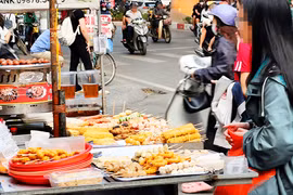 Kiểm tra đột xuất về an toàn thực phẩm xung quanh cổng trường học