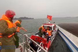 Huy động lực lượng tìm kiếm cứu nạn vụ lật tàu du lịch trên Vịnh Hạ Long