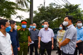 Kiểm tra thôn cách ly ở Gia Lâm, Chủ tịch Hà Nội yêu cầu kiểm soát chặt, tận dụng tối đa 48 giờ vàng để dập dịch