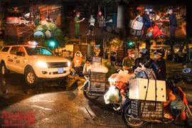 [ẢNH] Hà Nội: Lực lượng chức năng trắng đêm đội mưa dẹp "chợ rau" tự phát né quy định phòng dịch