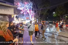 "Dịch vụ" nguy hiểm ngày Tết tại "phố đường tàu" ở Hà Nội